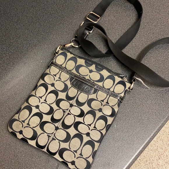 Coach Handbags - Coach classic crossbody bag